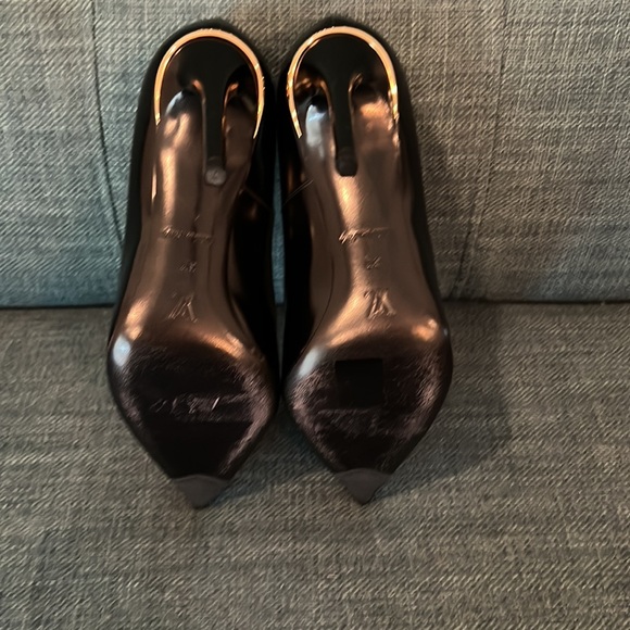 Louis Vuitton Eyeline Pump, black leather with gold accent. Size 37 - Picture 4 of 6